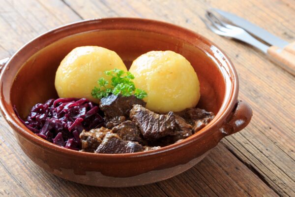 Hirschragout mit Knödel